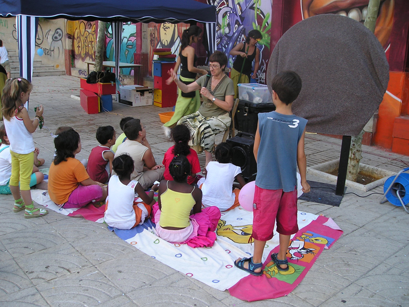 Sessió de contacontes de la Biblioteca, a la plaça de Joan Miró