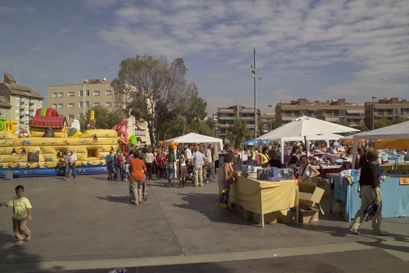 Fira d'Oportunitats de la Unió de Botiguers a la plaça de Pau Picasso