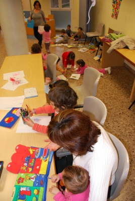 Tallers a la Biblioteca per als fills dels assistents a la xerrada
