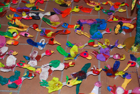 Imatge de treballs realitzats per nens i nenes de primària