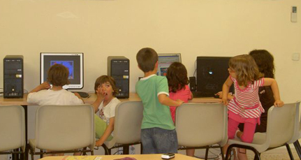 Activitats infantils a la sala d'informàtica