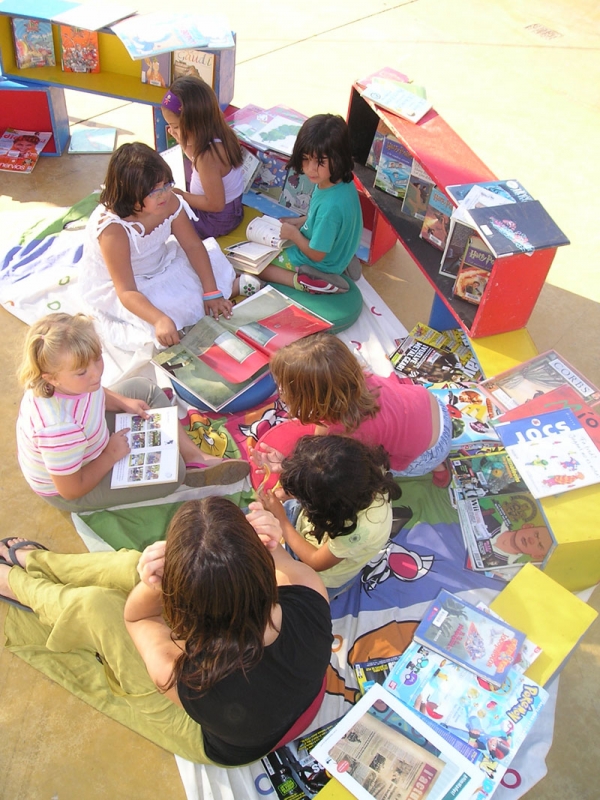 Activitat de la Biblioteca a la plaça de Pau Picasso