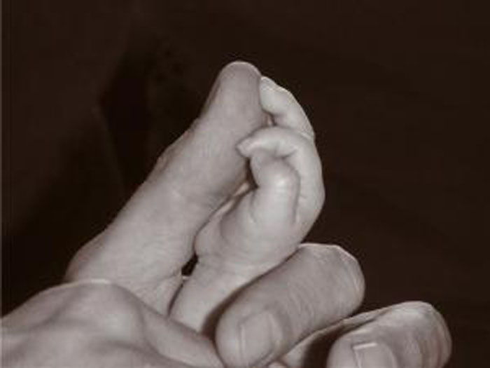 Taller de massatge infantil a càrrec de Mercè Cazes. Fotografia extreta del web ninablau.wordpress.com