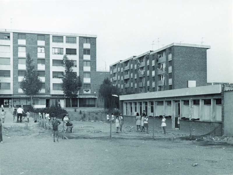 A la dreta, primer edifici escolar l'any 1968. Autor: Antonio Alcalde. ACVO/AMG