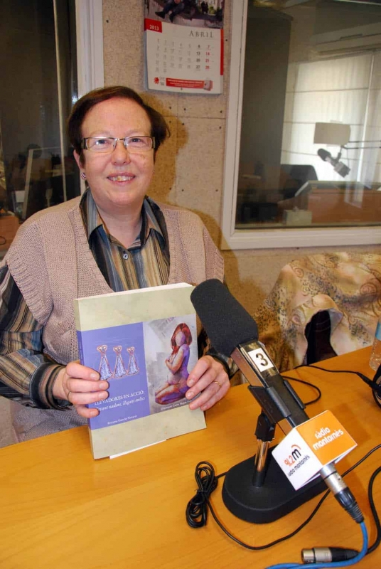 Encarna Gascón amb el seu llibre als estudis de Ràdio Montornès