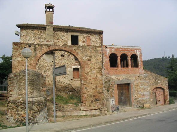 Vista lateral de Can Coll a l'avinguda de la Mare de Déu de Montserrat