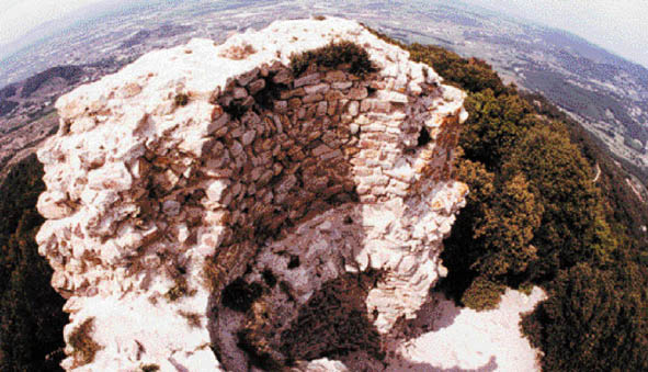 Vista aèria de la torre del Castell de Sant Miquel