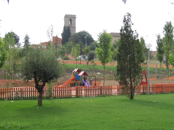 La plaça de les Feixes és al peu de l'església de Sant Sadurní