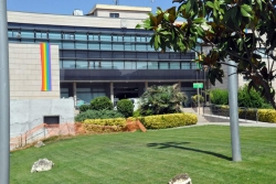 Edifici de l'Ajuntament on oneja la bandera irisada
