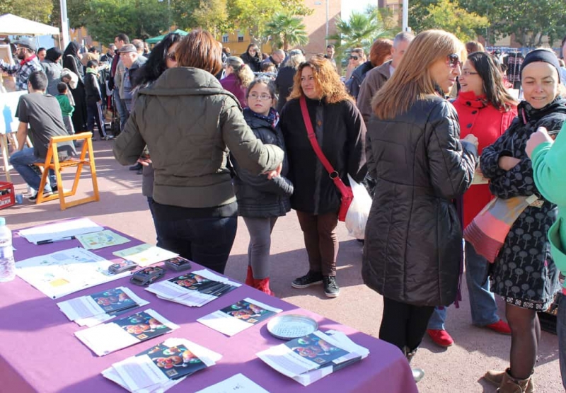 Taula informativa sobre la violència masclista al mercat setmanal de Montornès Nord (Any 2013)