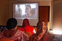 Un moment de la projecció del documental “Manzanas, pollos y quimeras. Mujeres que cruzaron el mar de arena”