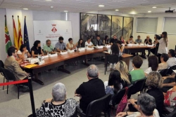 Els disset regidors i regidores han ocupat els seus llocs a la taula del Ple