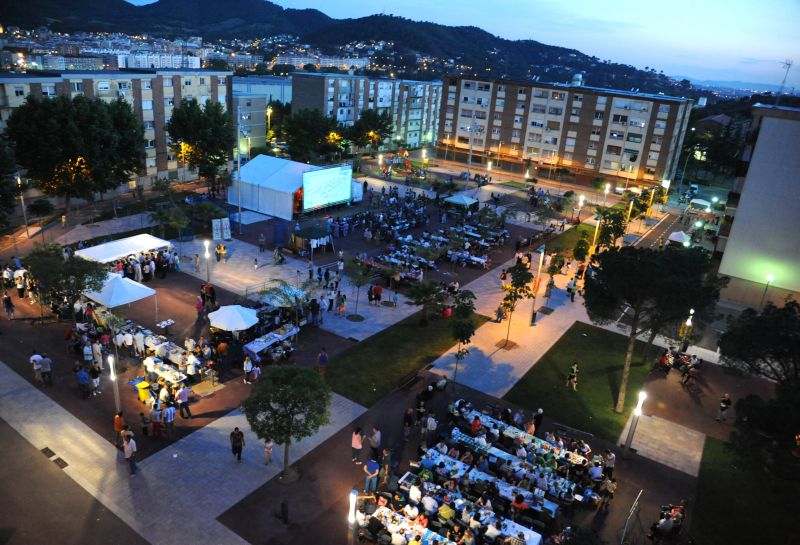 Sopar a la fresca a la plaça del Poble (Sant Joan 2013)