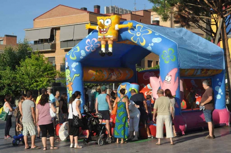 Inflables durant la festa del 3r aniversari de l'AVV del Centre de Montornès (Any 2014)