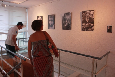 Visitants a l'exposició "Fotògrafs de Montornès"