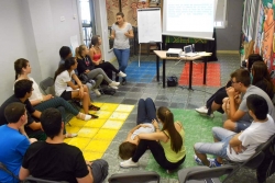 Sessió dinàmica amb joves (Imatge d'arxiu - Dept. de Joventut)