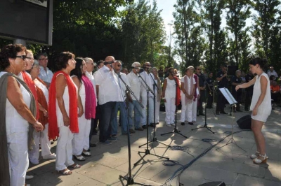 Actuació de la Coral de la Societat Coral la Lira durant la commemoració de la Diada (2014)