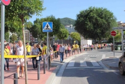 L'altre extrem de ka cadena humana baixant des de la plaça de Pau Picasso