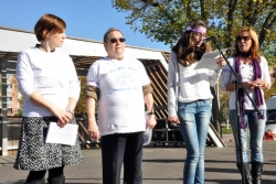 Lectura del manifest institucional a càrrec de la Nihad Boulayoun, alumne de l'Institut Vinyes Velles, i la Montserrat Comas, usuària del Casal de la Gent Gran de Montornès Nord