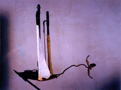 "Les magiciens du Rissani". 166x95x20cm. Guix, corda, ferro i aigua. Any 2001.