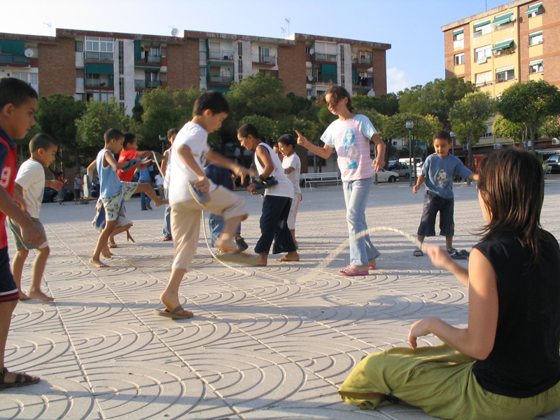 Jocs a la plaça del Poble