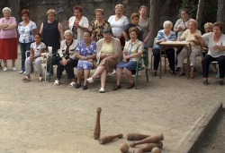 Campionat de bitlles i petanca per a la gent gran als jardins de Can Xerracan
