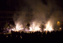 Final del correfoc a la plaça de Pau Picasso