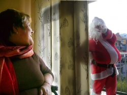 Visita a domicili del Pare Noel amb els obsequis de la campanya de l'any passat