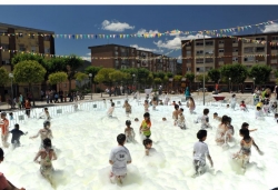 Festa de l'escuma a la plaça del Poble