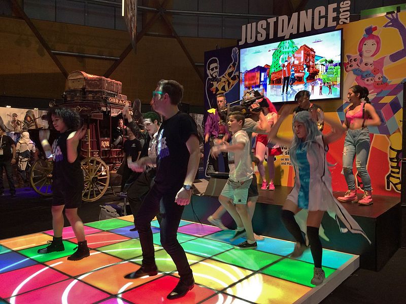 Persones jugant al Just Dance (Wikimedia commons)