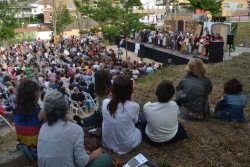 La representació a l'aparcament dels carrers de Narcís Monturiol i de Francesc Layret