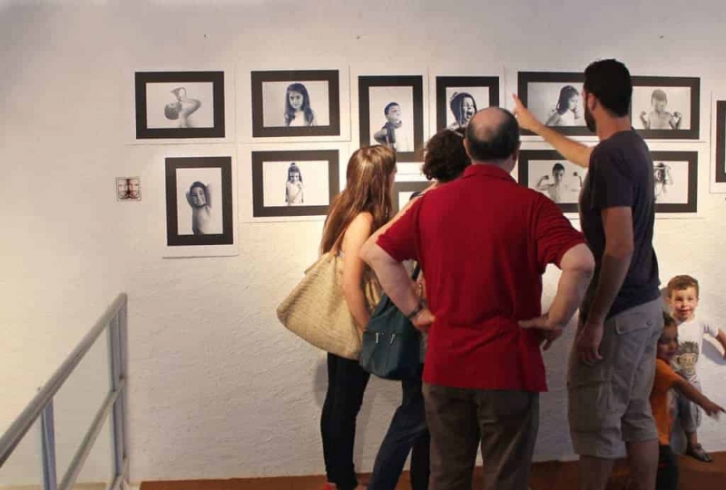 Els visitants en un moment de la inauguració de la XII Exposició de fotògrafs de Montornès (2013)
