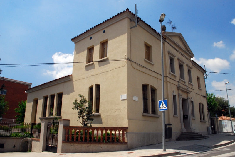 Edifici de les Antigues escoles a la plaça de Pintor Mir