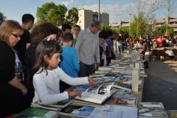 23-03-2014 - Paradetes amb roses i llibres a la plaça de Pau Picasso