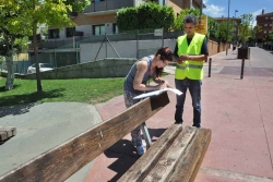 Agents de civisme revisen el mobiliari urbà