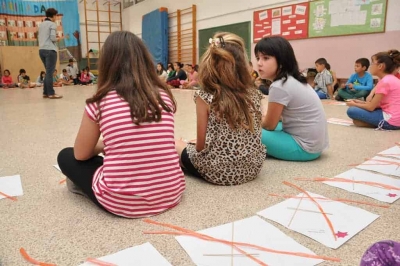 Experiències amb les escoles. Alumnes de l'escola Marinada diuen la seva sobre les places en un estel