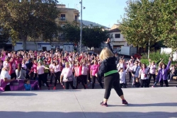 Escalfament a la plaça de Pau Picasso, abans de la caminada del 16 d'octubre