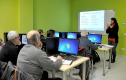 Sessió formativa per a entitats a l'aula de noves tecnologies de l'Espai Cultural Montbarri