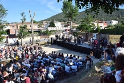 La representació a l'aparcament dels carrers de Narcís Monturiol i de Francesc Layret