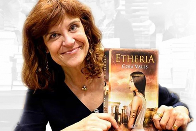 L'escriptora Coia Valls amb la novel·la "Etheria" (Font: Mons Observans)