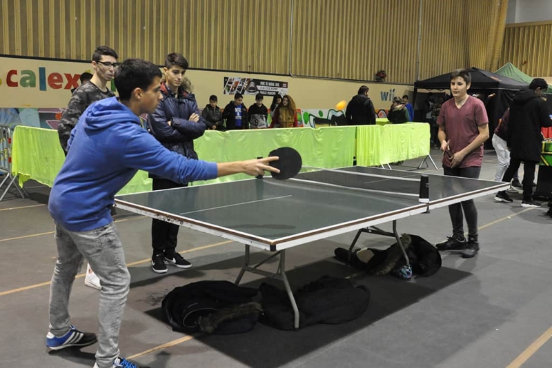 Partida de ping-pong al Parc de Nadal Jove