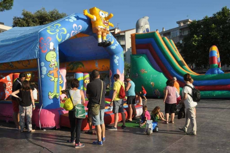 Inflables a la festa de l'AVV del Centre de Montornès