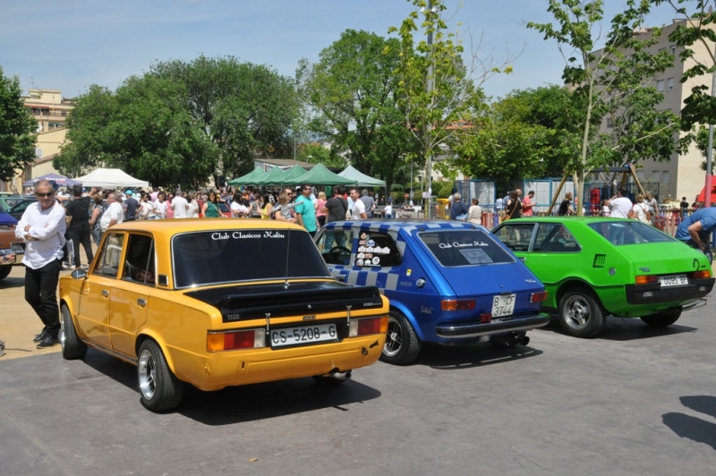 Concentració de vehicles clàssics a la plaça de Pau Picasso