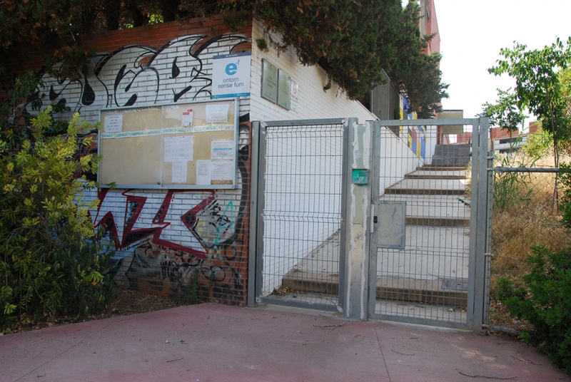 Porta d'entrada al Centre de Formació d'Adults Marinada 