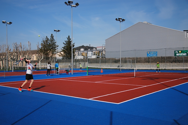 Partit de tennis a les pistes municipals (imatge d'arxiu)