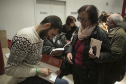  José Sánchez signant el novè llibre de la col·lecció Premi Montornès de Recerca Històrica