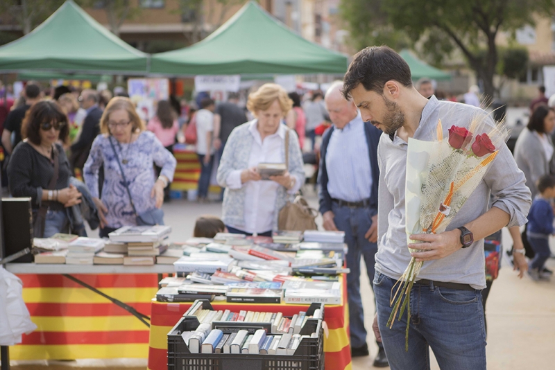 Sant Jordi a la plaça de Pau Picasso