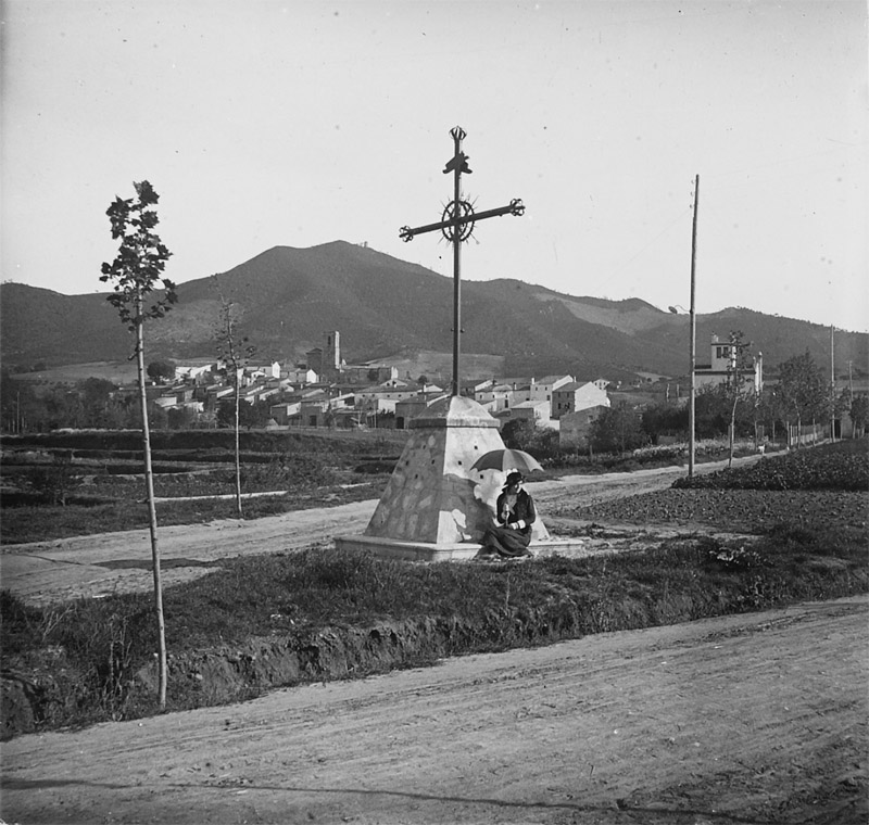 Nucli antic de Montornès des de la creu de terme, cap a 1918.
Autor: Josep Salvany Blanch. Biblioteca de Catalunya.
