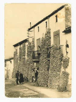 Cal Vermell, al carrer del Sol (1957). Foto cedida per en Josep Saborit.