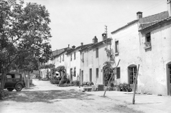 El carrer d’en Capella a la dècada de 1950. Autor: Albert Bellós Agulló. IEFC